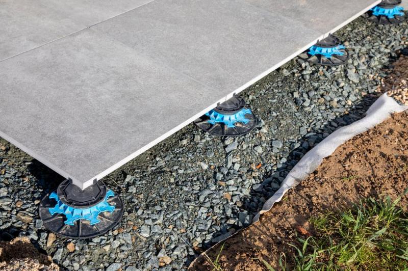 Terrasse en b&eacute;ton : les &eacute;tapes cl&eacute;s pour une r&eacute;alisation durable